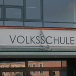Schriftzug 'Volksschule' in Böheimkirchen